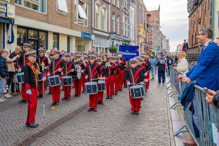 In beeld: Avondvierdaagse Kampen feestelijk afgesloten met defilé, Zwolle volgt vanavond
