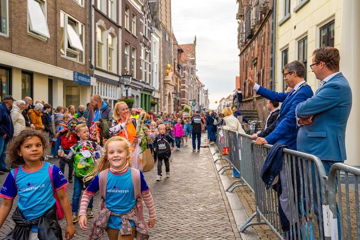 In beeld: Avondvierdaagse Kampen feestelijk afgesloten met defilé, Zwolle volgt vanavond