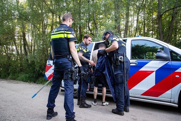 Rikus van E. (33) uit Kampen met 'nat pak' in het Twistvlietpark.