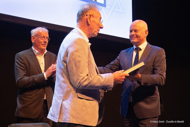 In beeld: Afronding Stolpersteine-project Zwolle: ‘Nooit meer vergeten is voortaan nooit meer kunnen vergeten’