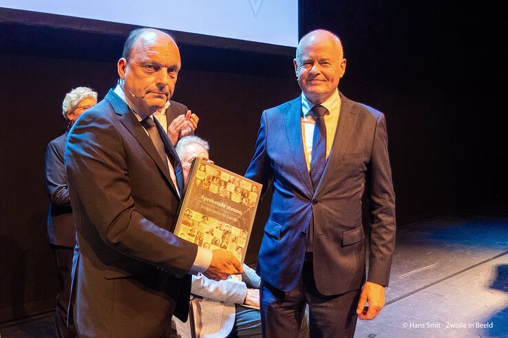 In beeld: Afronding Stolpersteine-project Zwolle: ‘Nooit meer vergeten is voortaan nooit meer kunnen vergeten’