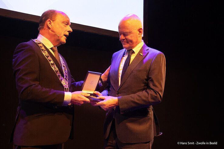 In beeld: Afronding Stolpersteine-project Zwolle: ‘Nooit meer vergeten is voortaan nooit meer kunnen vergeten’