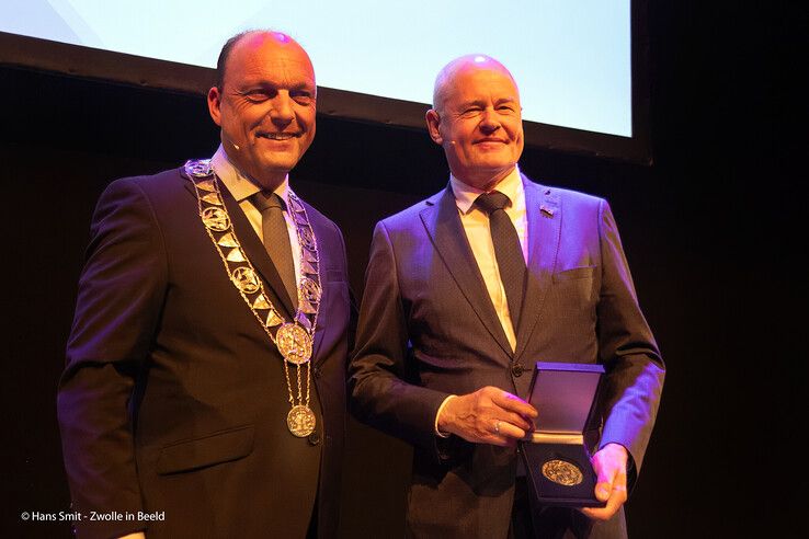 In beeld: Afronding Stolpersteine-project Zwolle: ‘Nooit meer vergeten is voortaan nooit meer kunnen vergeten’