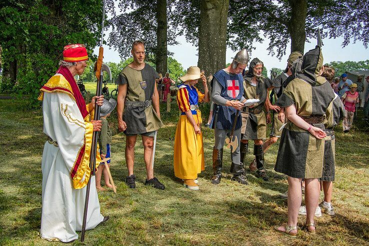 Het boerenleger staat onder leiding van Dalfser burgemeester Michael Sijbom.