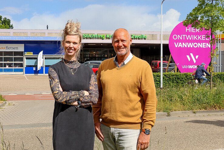 Denise Schouten en Jan Tepper bij Kringloop Zwolle aan de Veerallee.