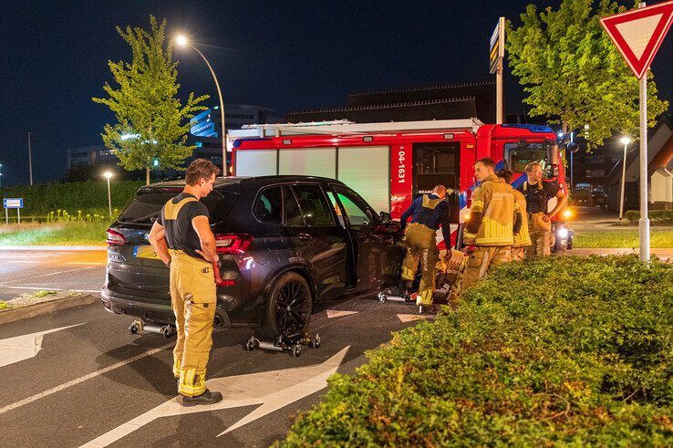 Brandweer haalt naar brand stinkende BMW X5 uit parkeergarage in Zwolle