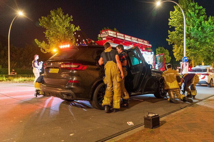 Brandweer haalt naar brand stinkende BMW X5 uit parkeergarage in Zwolle
