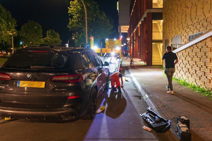 Brandweer haalt naar brand stinkende BMW X5 uit parkeergarage in Zwolle