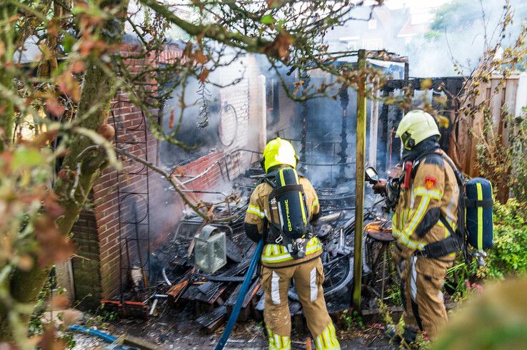 In beeld: Metershoge vlammen achter woning in Zwolle, brand verwoest schuur
