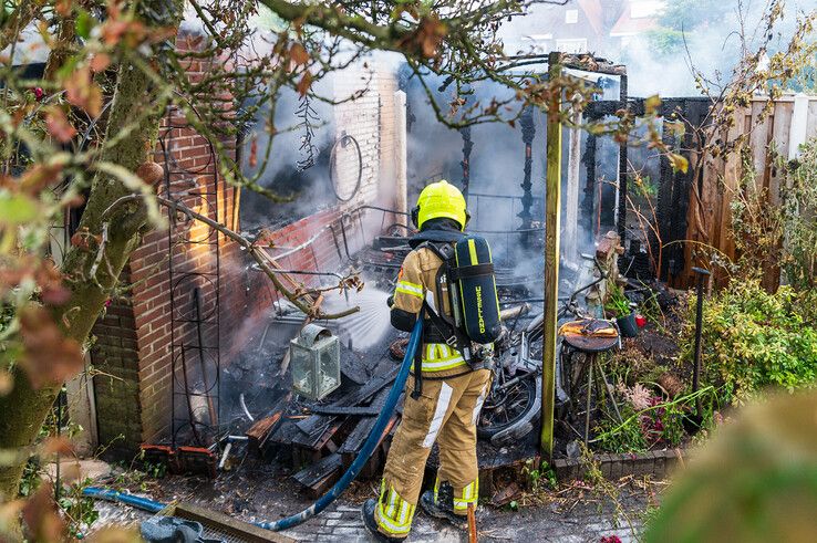 De schuur met uitbouw werd door de brand verwoest.