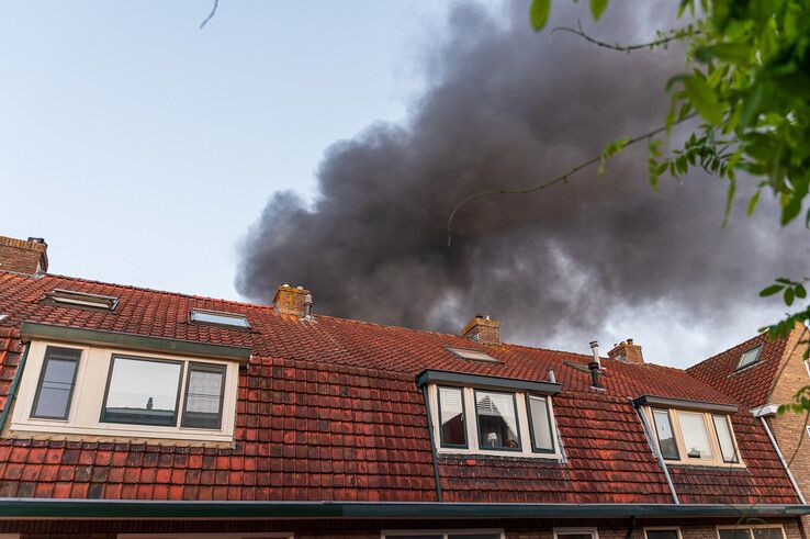 In beeld: Metershoge vlammen achter woning in Zwolle, brand verwoest schuur