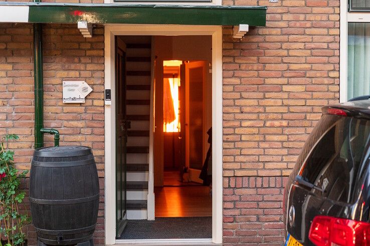 In beeld: Metershoge vlammen achter woning in Zwolle, brand verwoest schuur