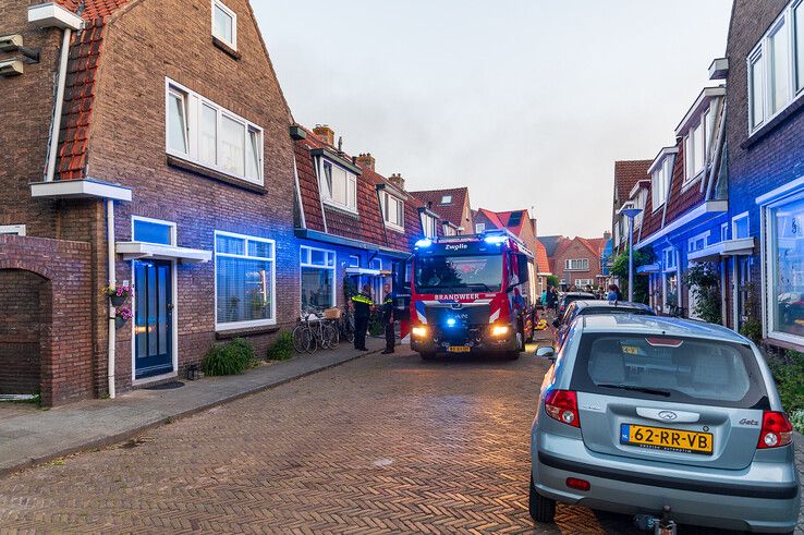 In beeld: Metershoge vlammen achter woning in Zwolle, brand verwoest schuur