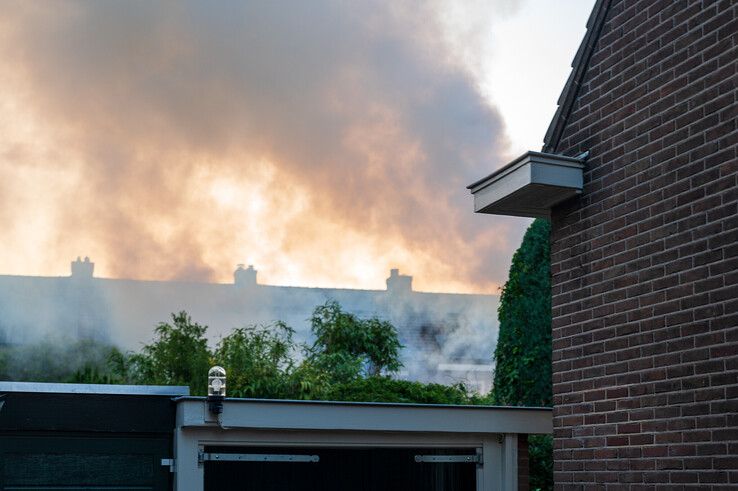 In beeld: Metershoge vlammen achter woning in Zwolle, brand verwoest schuur