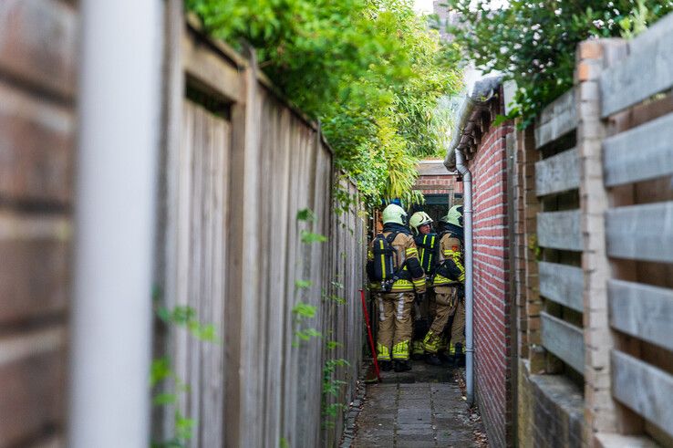 In beeld: Metershoge vlammen achter woning in Zwolle, brand verwoest schuur