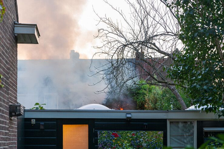 In beeld: Metershoge vlammen achter woning in Zwolle, brand verwoest schuur