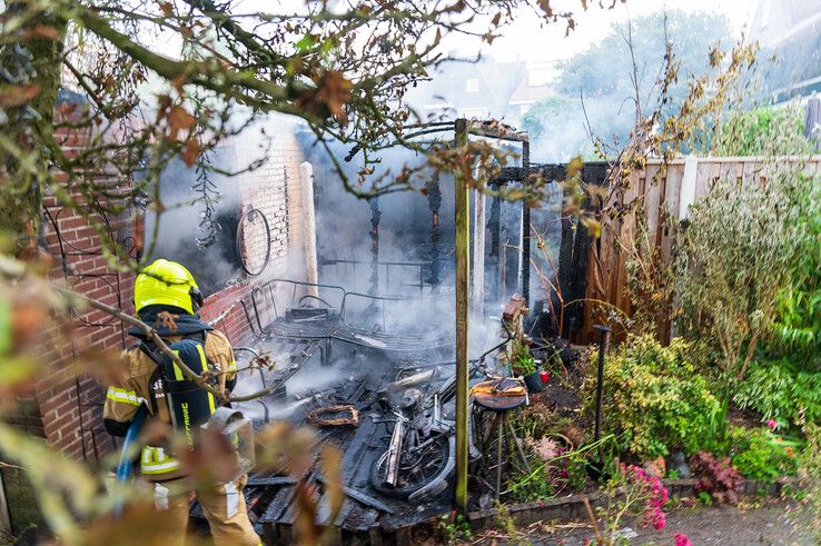 In beeld: Metershoge vlammen achter woning in Zwolle, brand verwoest schuur