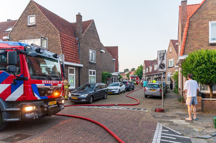 In beeld: Metershoge vlammen achter woning in Zwolle, brand verwoest schuur