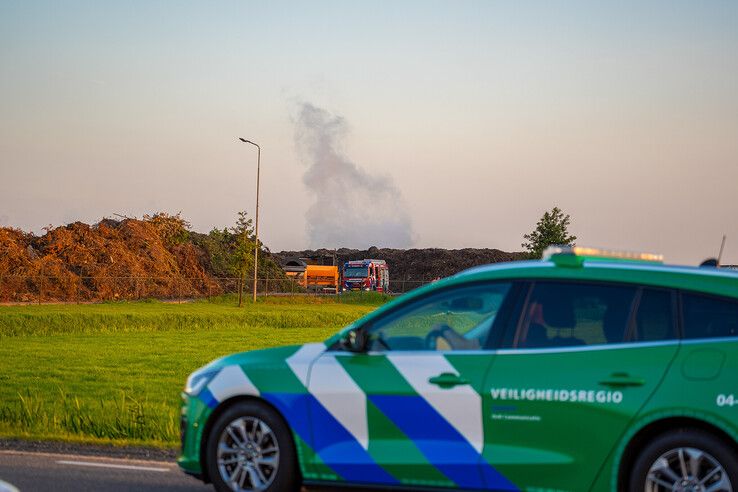 Door broei vatte een bult groenafval vlam aan de Wolfshagenweg in Hasselt.
