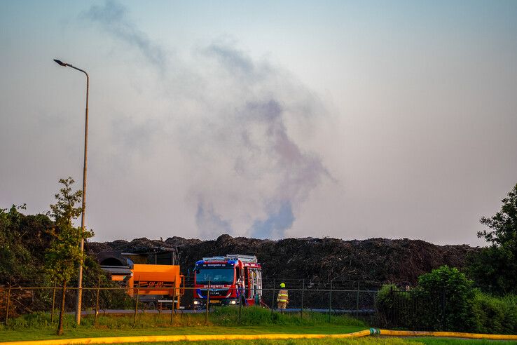 Brand in grote berg groenafval bij bedrijf in Hasselt