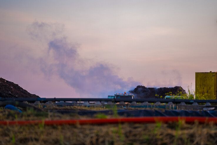 Brand in grote berg groenafval bij bedrijf in Hasselt