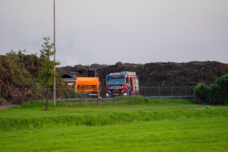 Brand in grote berg groenafval bij bedrijf in Hasselt