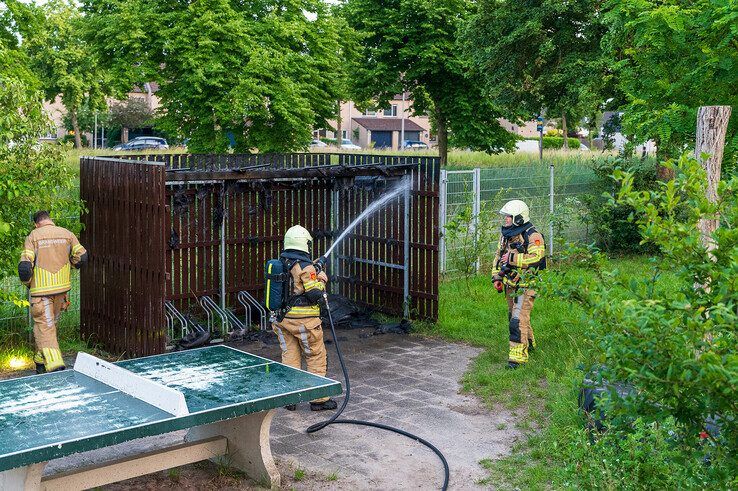 Brandweer blust brand in fietsenhok bij basisschool De Sluis in Zwolle.