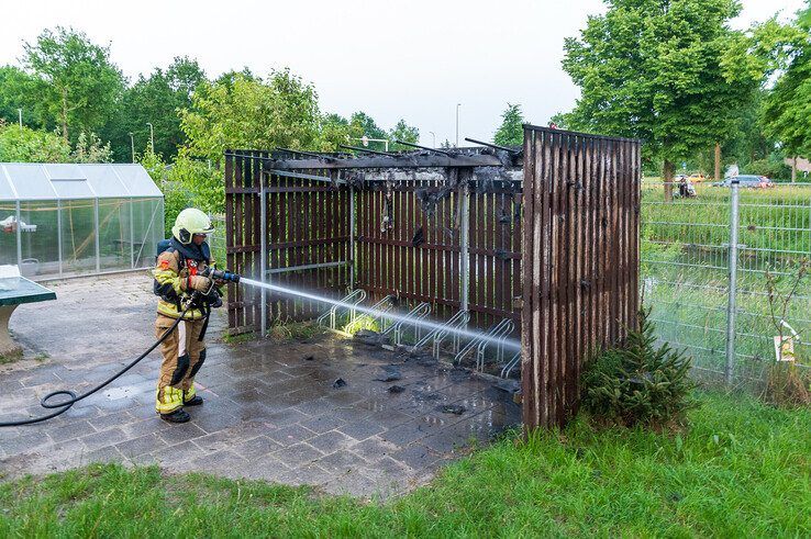 Brand in fietsenhok bij basisschool De Sluis in Zwolle