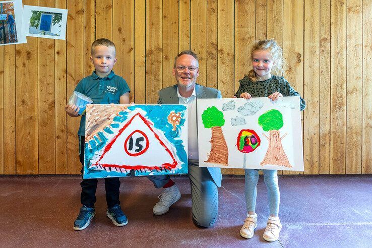 Van links af Davion Visscher, wethouder Richard Boddeus en Hannah Bos.