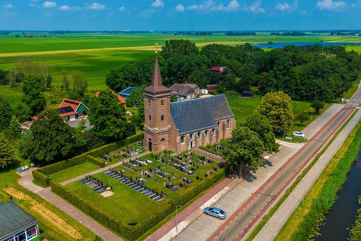 De begraafplaats en kerk in Mastenbroek.