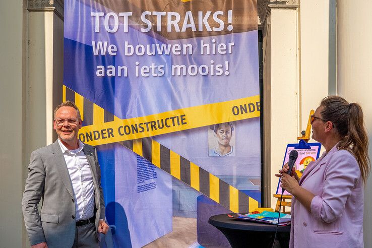 Directeur en wethouder sluiten Stedelijk Museum Kampen symbolisch.