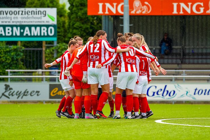 In beeld: Hond zorgt voor afleiding in IJsselmuiden, Genemuiden voor de goals