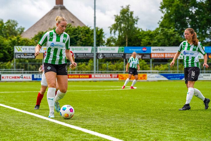 In beeld: Hond zorgt voor afleiding in IJsselmuiden, Genemuiden voor de goals