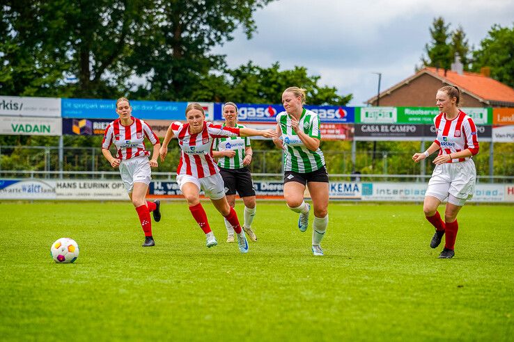 In beeld: Hond zorgt voor afleiding in IJsselmuiden, Genemuiden voor de goals