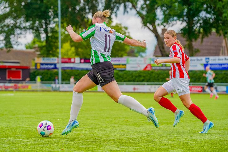 In beeld: Hond zorgt voor afleiding in IJsselmuiden, Genemuiden voor de goals