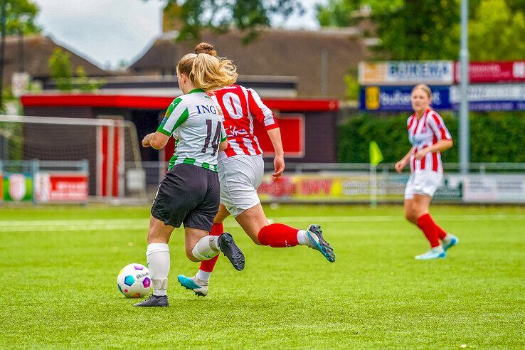 In beeld: Hond zorgt voor afleiding in IJsselmuiden, Genemuiden voor de goals
