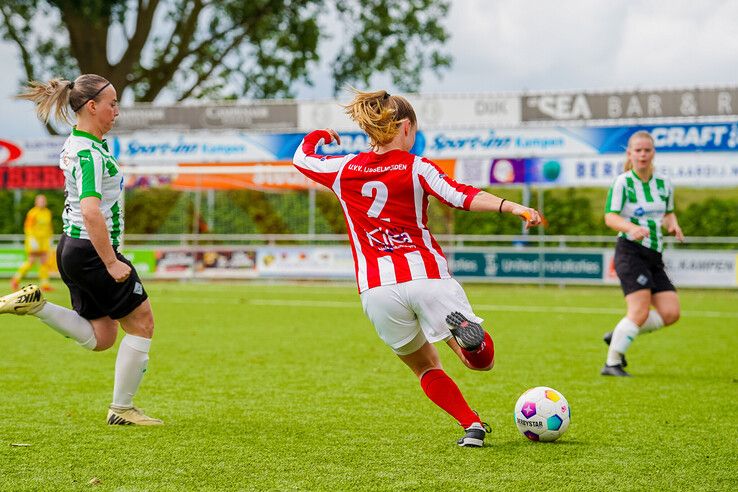 In beeld: Hond zorgt voor afleiding in IJsselmuiden, Genemuiden voor de goals