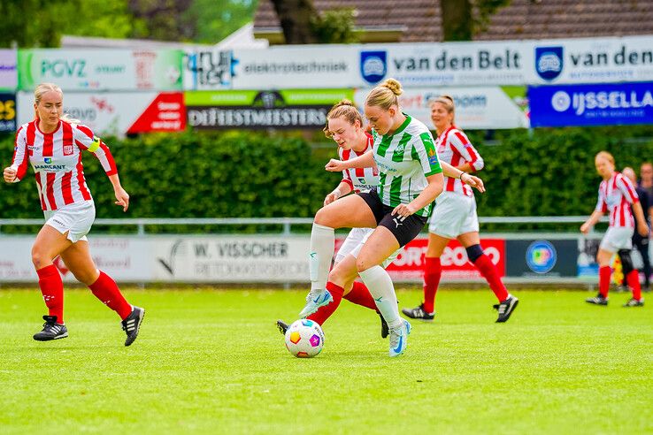In beeld: Hond zorgt voor afleiding in IJsselmuiden, Genemuiden voor de goals