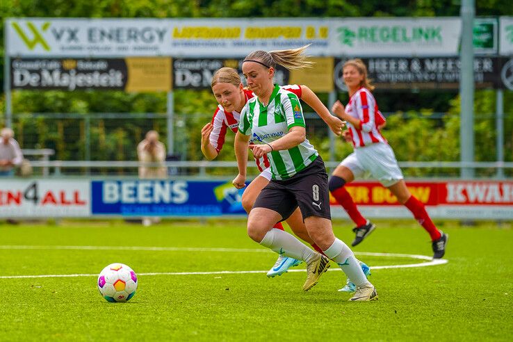 In beeld: Hond zorgt voor afleiding in IJsselmuiden, Genemuiden voor de goals
