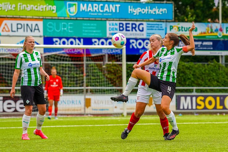 In beeld: Hond zorgt voor afleiding in IJsselmuiden, Genemuiden voor de goals