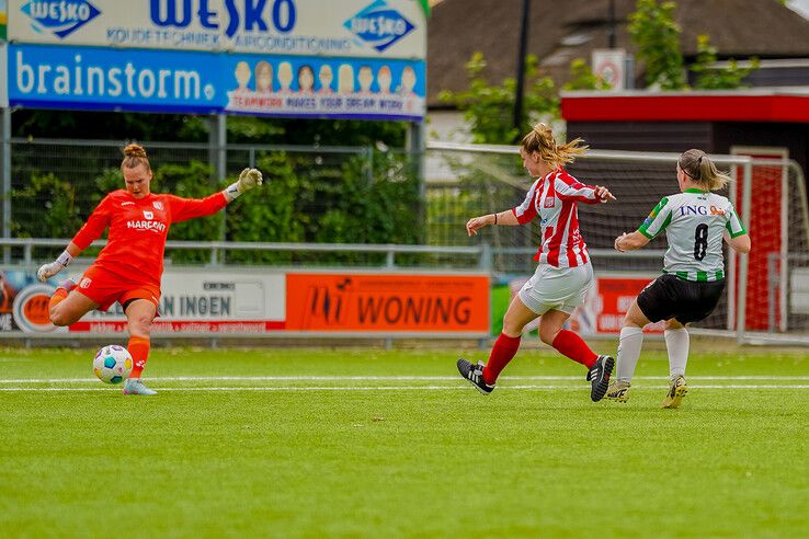In beeld: Hond zorgt voor afleiding in IJsselmuiden, Genemuiden voor de goals