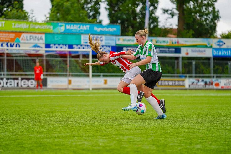 In beeld: Hond zorgt voor afleiding in IJsselmuiden, Genemuiden voor de goals