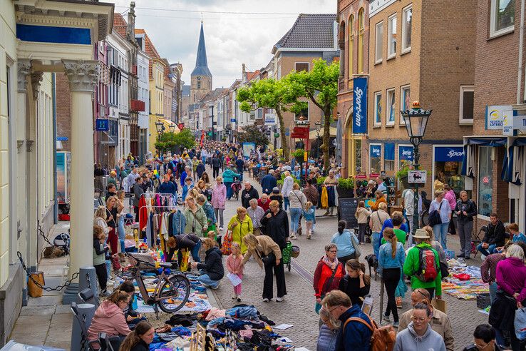 In beeld: Kleedjesmarkt in Kampen weer lang, druk en gezellig