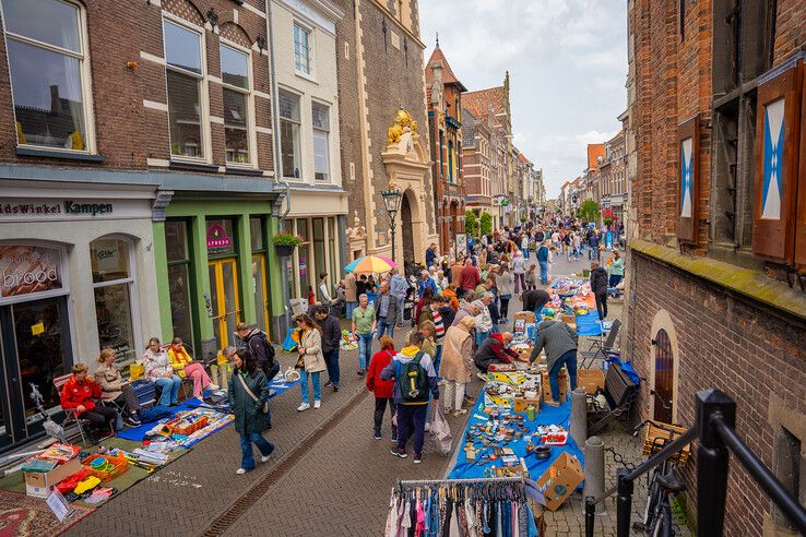 In beeld: Kleedjesmarkt in Kampen weer lang, druk en gezellig