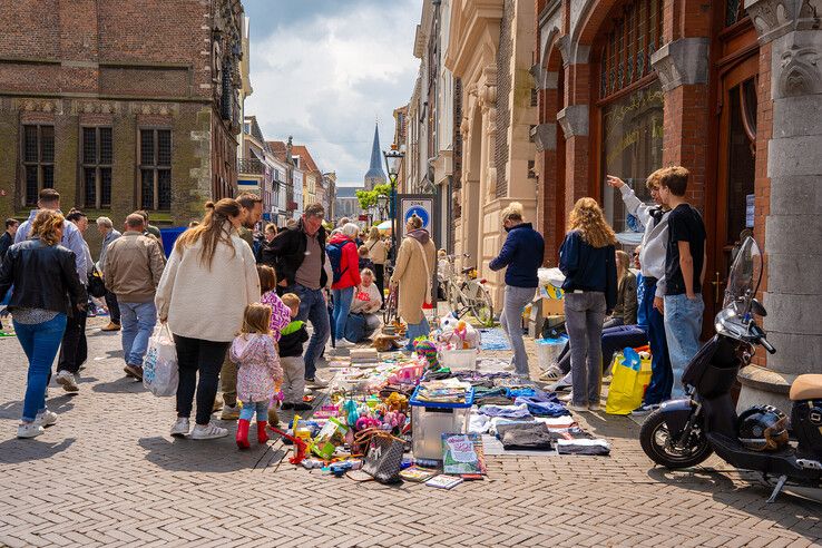 In beeld: Kleedjesmarkt in Kampen weer lang, druk en gezellig