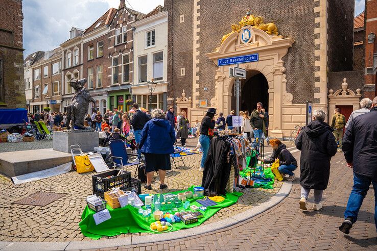 In beeld: Kleedjesmarkt in Kampen weer lang, druk en gezellig