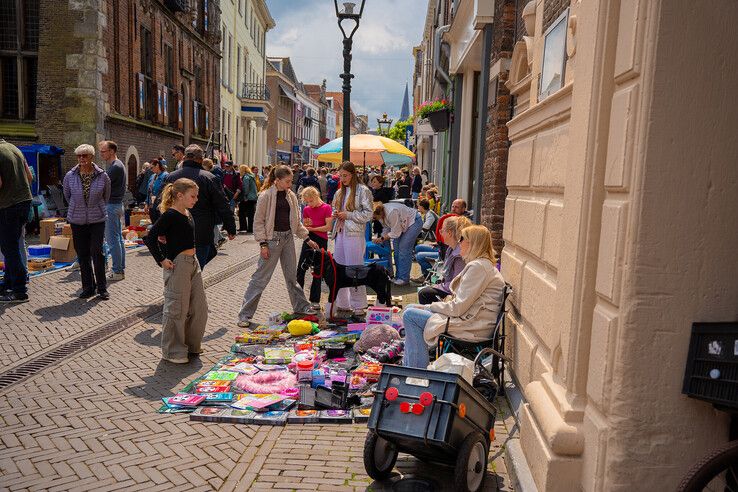 In beeld: Kleedjesmarkt in Kampen weer lang, druk en gezellig