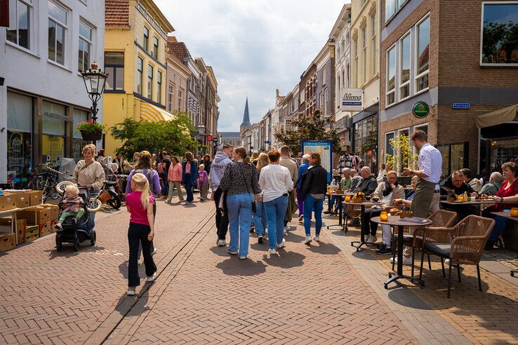 In beeld: Kleedjesmarkt in Kampen weer lang, druk en gezellig
