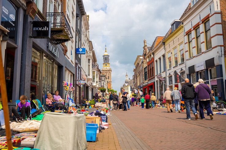 In beeld: Kleedjesmarkt in Kampen weer lang, druk en gezellig