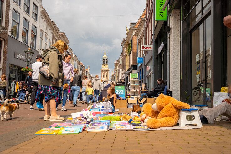 In beeld: Kleedjesmarkt in Kampen weer lang, druk en gezellig